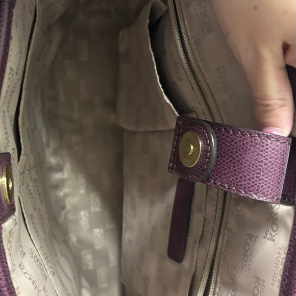 Michael Kors Tote -Wine Color 🍷 - Picture 4 of 4